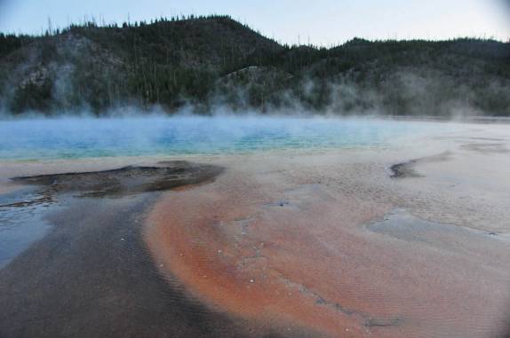 A colorida e sempre nebulosa Grand Prismatic Pool, no Yellowstone National Park, em Wyoming, nos Estados Unidos
